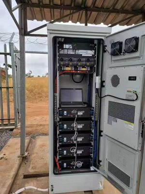 IP55 Εξωτερικό ντουλάπι μπαταρίας με ενσωματωμένο σύστημα τροφοδοσίας 9KW 48VDC διορθωτής για τηλεπικοινωνίες