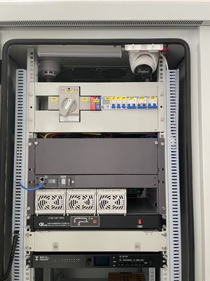 IP55 Εξωτερικό ντουλάπι μπαταρίας με ενσωματωμένο σύστημα τροφοδοσίας 9KW 48VDC διορθωτής για τηλεπικοινωνίες