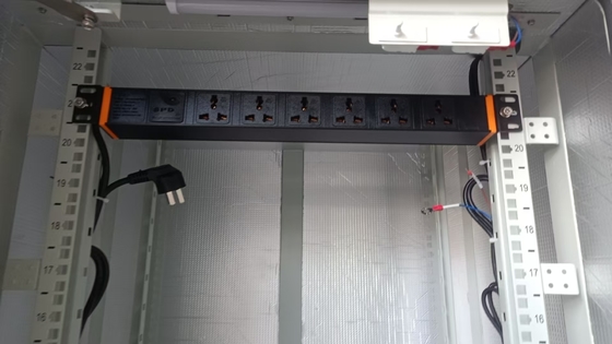 Μαύρο 200 - 240VAC 32A κάθετη μονάδα PDU με πρίζες C13 / C19 για τη διανομή ενέργειας